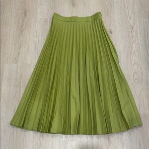 NWT Stradivarius Medium Elegant Green Pleated Skirt